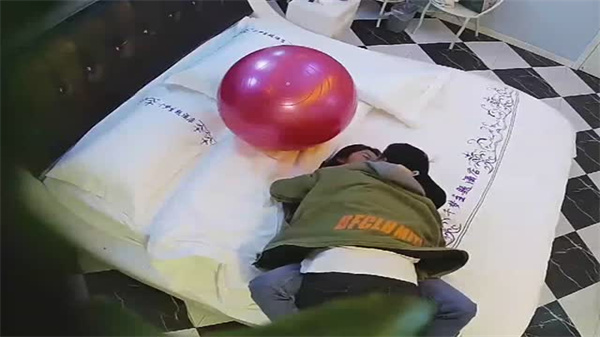 校花女友酒店开房激情啪啪:情趣瑜伽球房偷拍未流出全记录